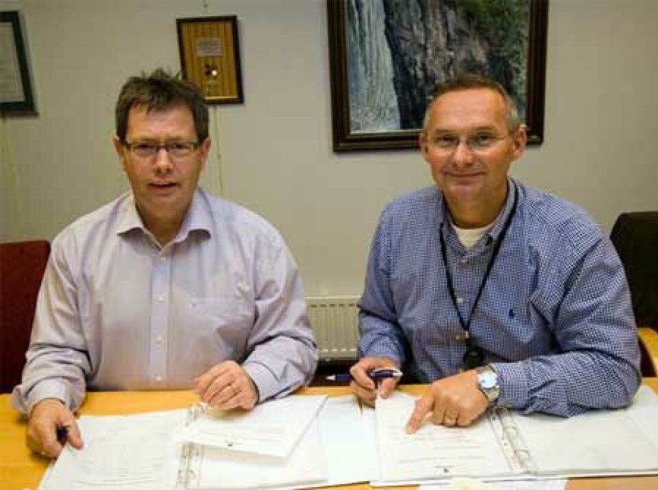 Viseadm dir Harald Møller i Ulstein Verft og adm dir i Island Offshore Håvard Ulstein signerte overleveringspapira for bnr 279 kl 1215 23. mai.