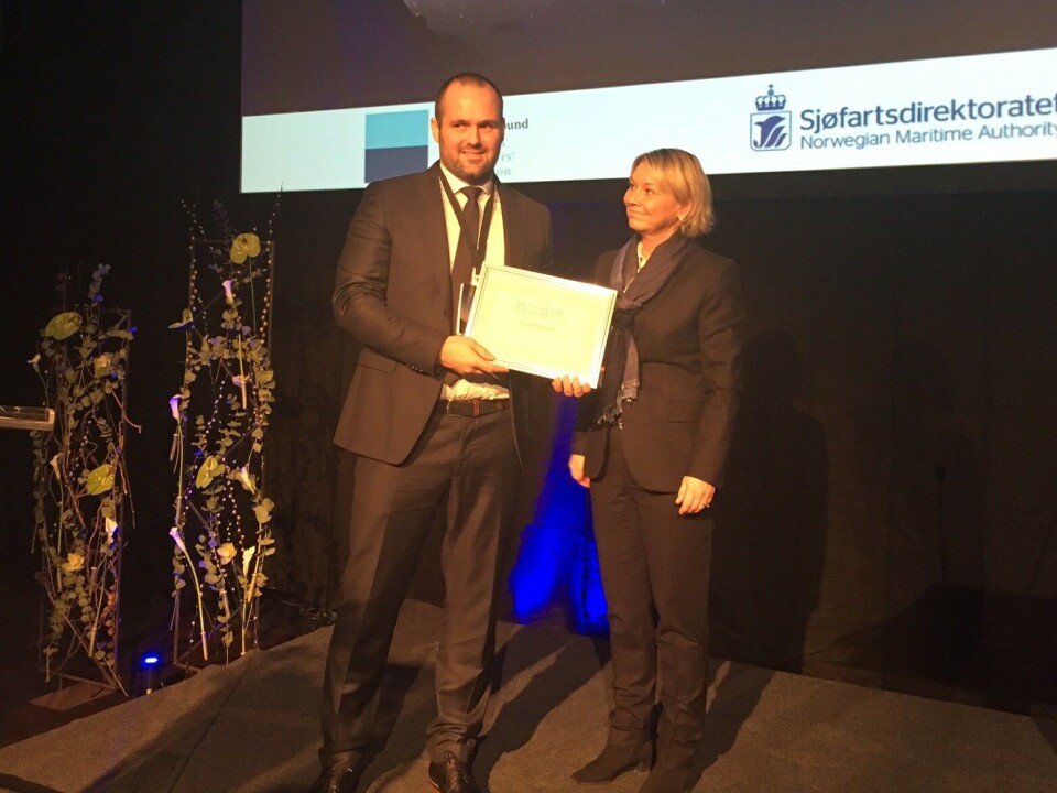 Næringsminister Monica Mæland delte ut pris til “Årets maritime lærebedrift” Island Offshore i dag under Haugesundskonferansen. Training Manager Svein Magne Tenfjord tok i mot prisen på vegne av rederiet