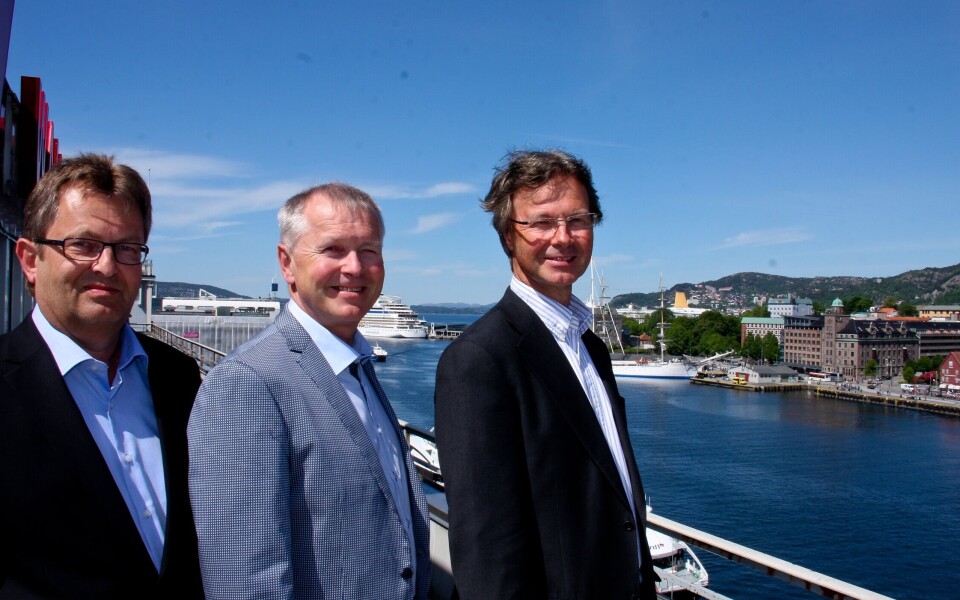 Administrerende direktør Ingvald Fardal (i midten) og økonomidirektør Svein Ege (t.v.) i Fjord Line er i Bergen i forbindelse med startskuddet for aksjeemisjonen. Her sammen med administrerende direktør Tor Haldorsen i Norne Securities som er tilrettelegger.Foto: Hilde Sander Meling