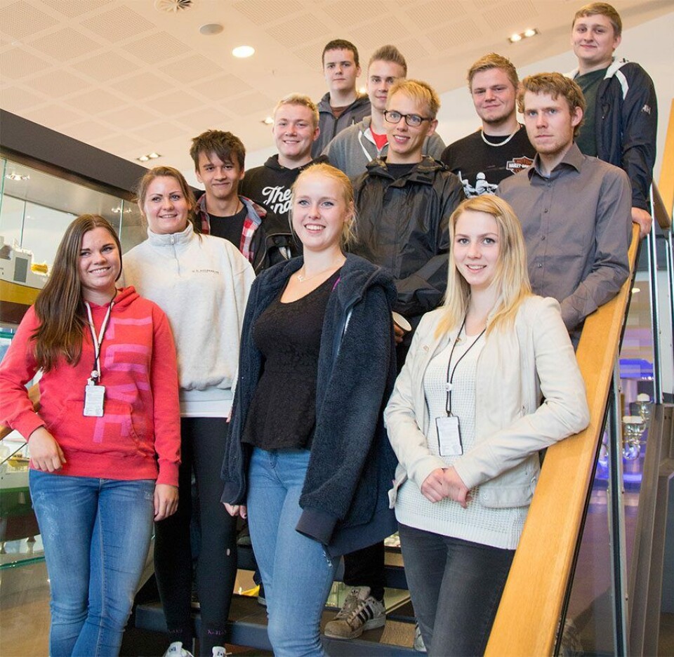 Årets tolv flotte, nye lærlingar på skipsbyggingsområdet i Ulstein Group. Første rekke frå venstre: Marthe Solvåg, Stine Lund, Martine Vindfjell og Ida Helen H. Sande. Andre rekke: Ole Martin Johansen, Hans Jørgen Gardshol, Raymond Engjaberg og Tor Kjetil Paulsrud. Tredje rekke: Andreas Torvholm, Andreas Vartdal, Sander Hellebust og Ivan Podoba.