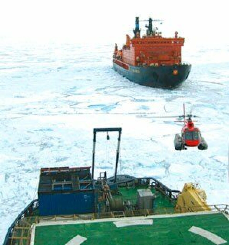 Den russiske isbryteren "50 let Provedy" assisterer "Oden" i Polhavet.