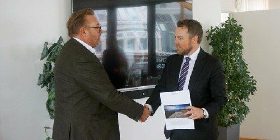 Adm. dir. Hans Sande overrekker næringsminister Torbjørn Røe Isaksen den ferske rapporten Maritime karriereveier. Foto: Norsk Sjøoffisersforbund