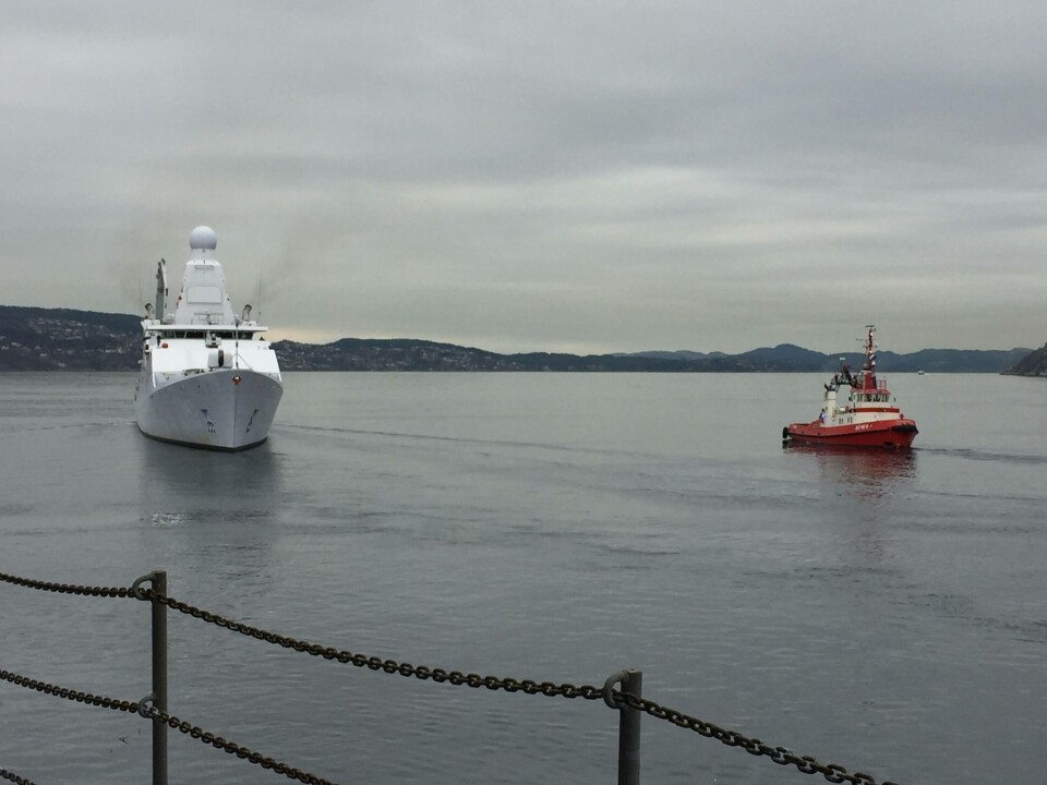Nederlandske 'HNLMS Groningen' loses ut av Bergen havn, februar 2017. Foto: Andrea Bærland