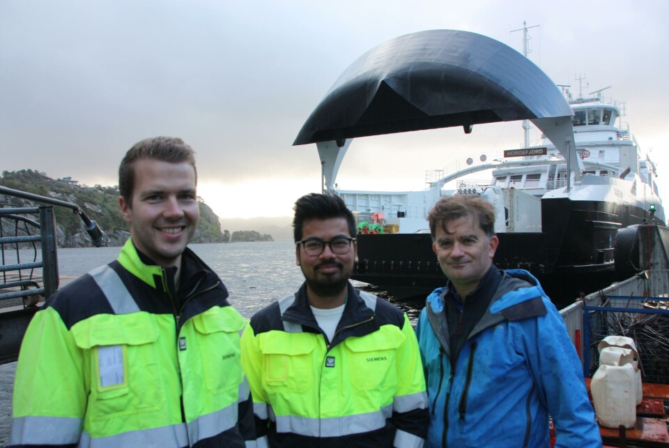 - Vi er midt inne i en elektrisk revolusjon på sjøen, sier Gisle Johanson (th) i Siemens. Her sammen med montørene Bent Erlend Fridell (tv) og Kristian Brudevoll. Foto: Sigbjørn Larsen.