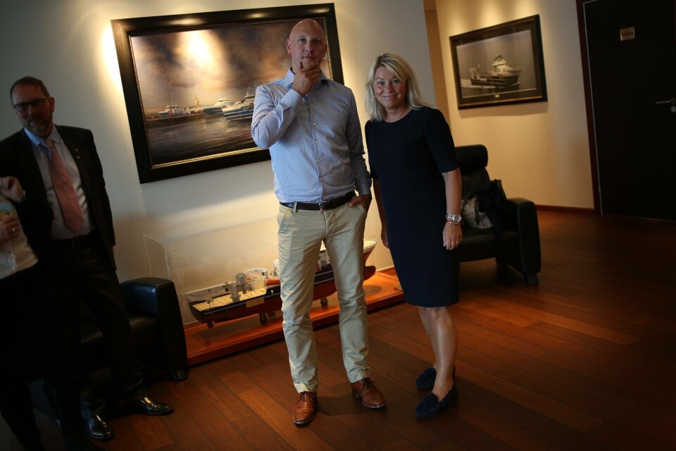 Kristoffer Syversen og Monica Mæland under besøket hos Volstad Maritime. Volstad har nå bestemt seg for å flagge hjem 8 skip til Norsk Internasjonalt Skipsregister (NIS). Foto Håkon Jacobsen