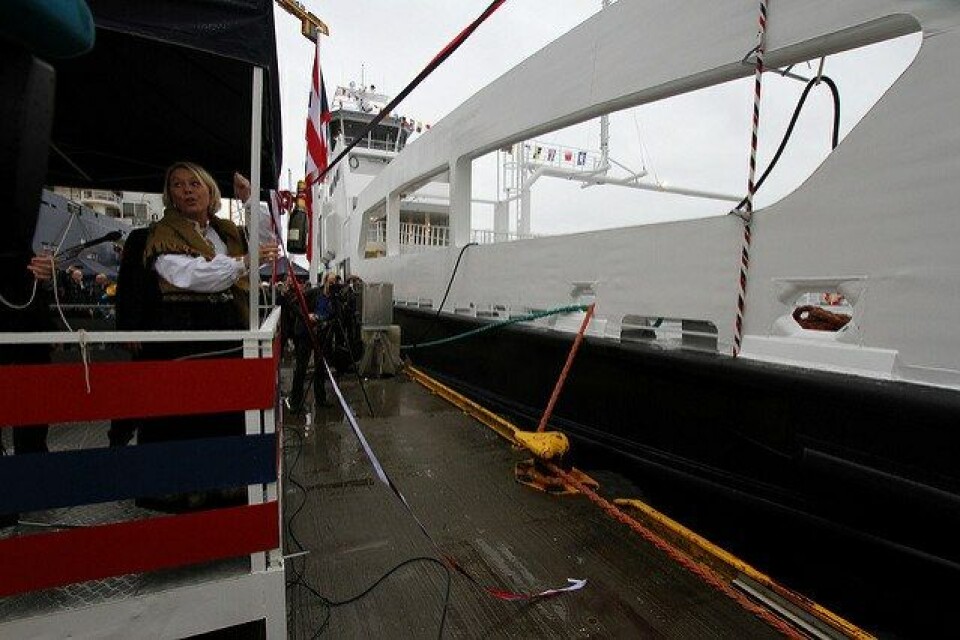 Næringsminister Monica Mæland (H) døpte verdens første nullutslipps, batteridrevne bilferge. Ferga heter Ampere og ble døpt i Omastrand (Fjellstrand verft). Her er Mæland sammen med Tuva Tvedterås Fagervik (11) og skipsfører Steinar Johnsen. Foto: Trond VIKEN, nfd