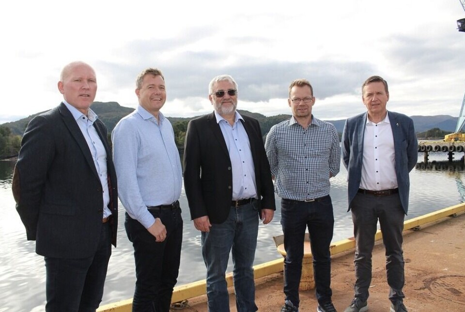 Foto fra kontraktssignering, fra venstre: Adm.dir Runar Muren i Ulstein Design & Solutions, Endre Matre (Leder teknisk og nybygg) i Westcon, adm.dir Tore Roaldsnes i Bluewild, prosjektleder Geir Heggen i Westcon og salgssjef Lars Ståle Skoge i Ulstein Design & Solutions. Foto: Ulstein Group