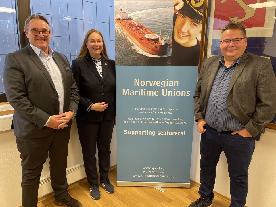 Historisk: Lov om norske lønns og arbeidsvilkår sendes ut på høring. Fra venstre leder av NSOF, Hans Sande, leder av DNMF, Hege Merethe Bengtsson og leder av NSF, Johnny Hansen. Foto: Sigbjørn Larsen