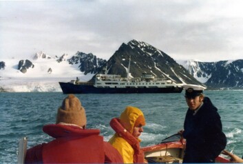 Svalbardekspressen var sist i drift i årene 1968 til 1982. Her er gjester fra MS «Lofoten» ute i tenderbåt på Svalbard. Foto: Hurtigruten Norge / Hurtigrutemuseet
