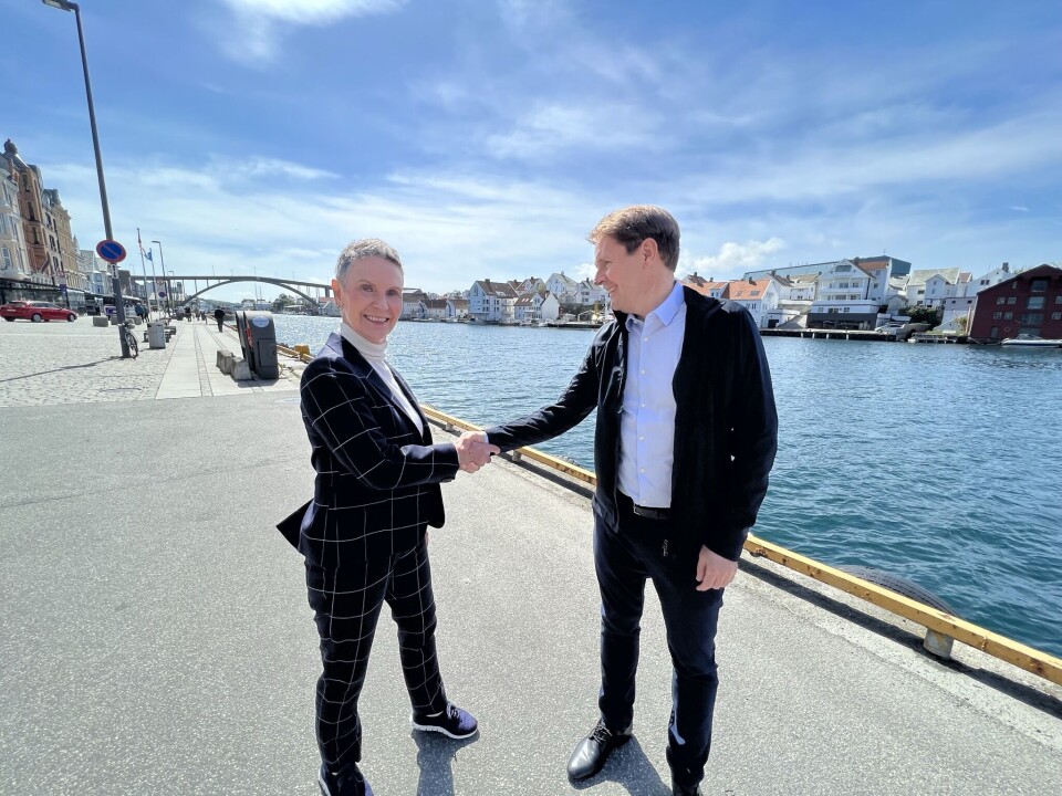 Ny avtale på plass: Hilde Svendsen, CCO i Østensjø Rederi, og Ottar Mæland, COO i DeepOcean. Foto: Østensjø Rederi